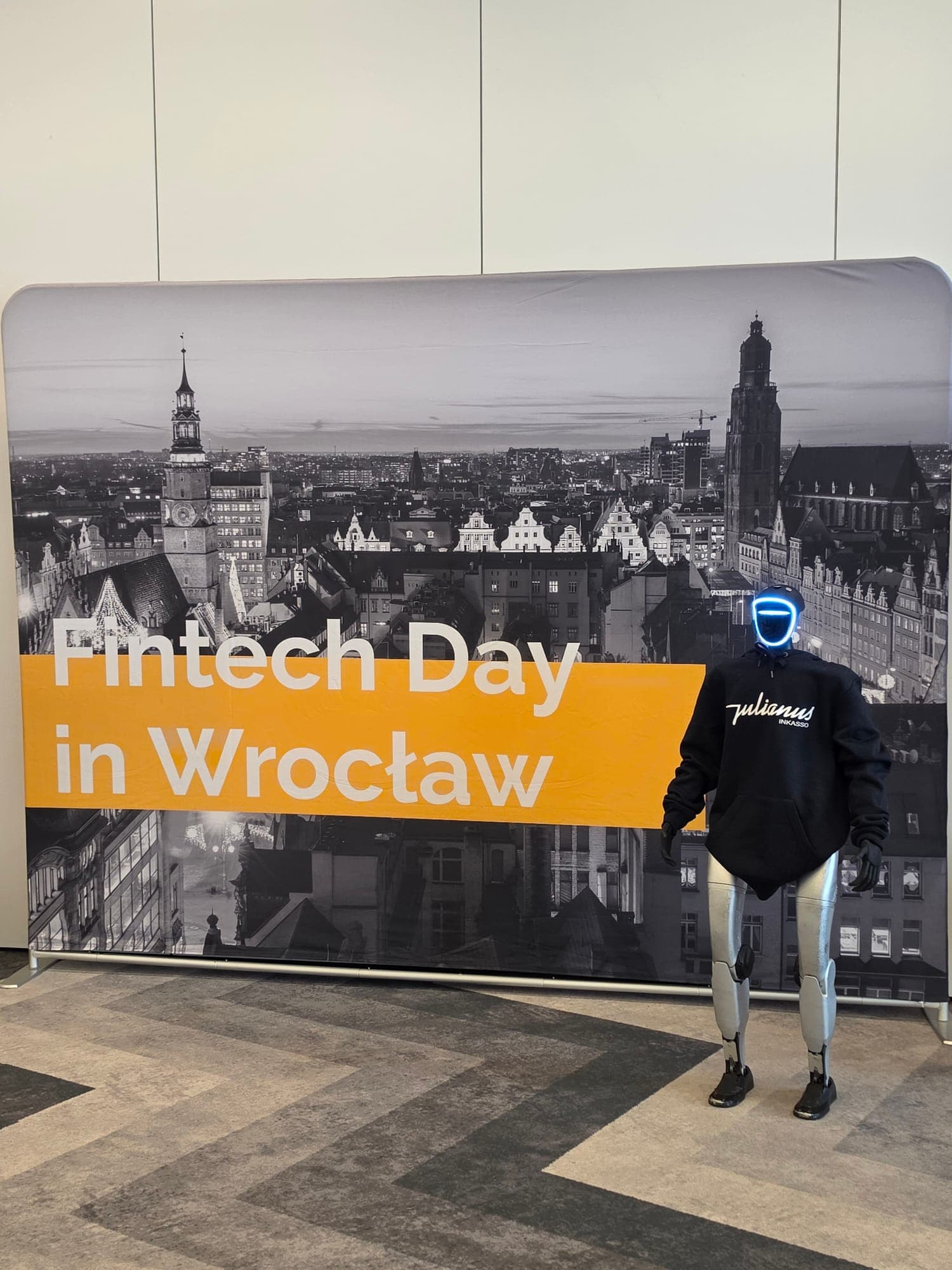 Fintech Day Wrocław — Robot wspierał networking i rozmowy uczestników wydarzenia. Innowacyjna forma prezentacji przyciągała uwagę liderów branży finansowej i technologicznej.