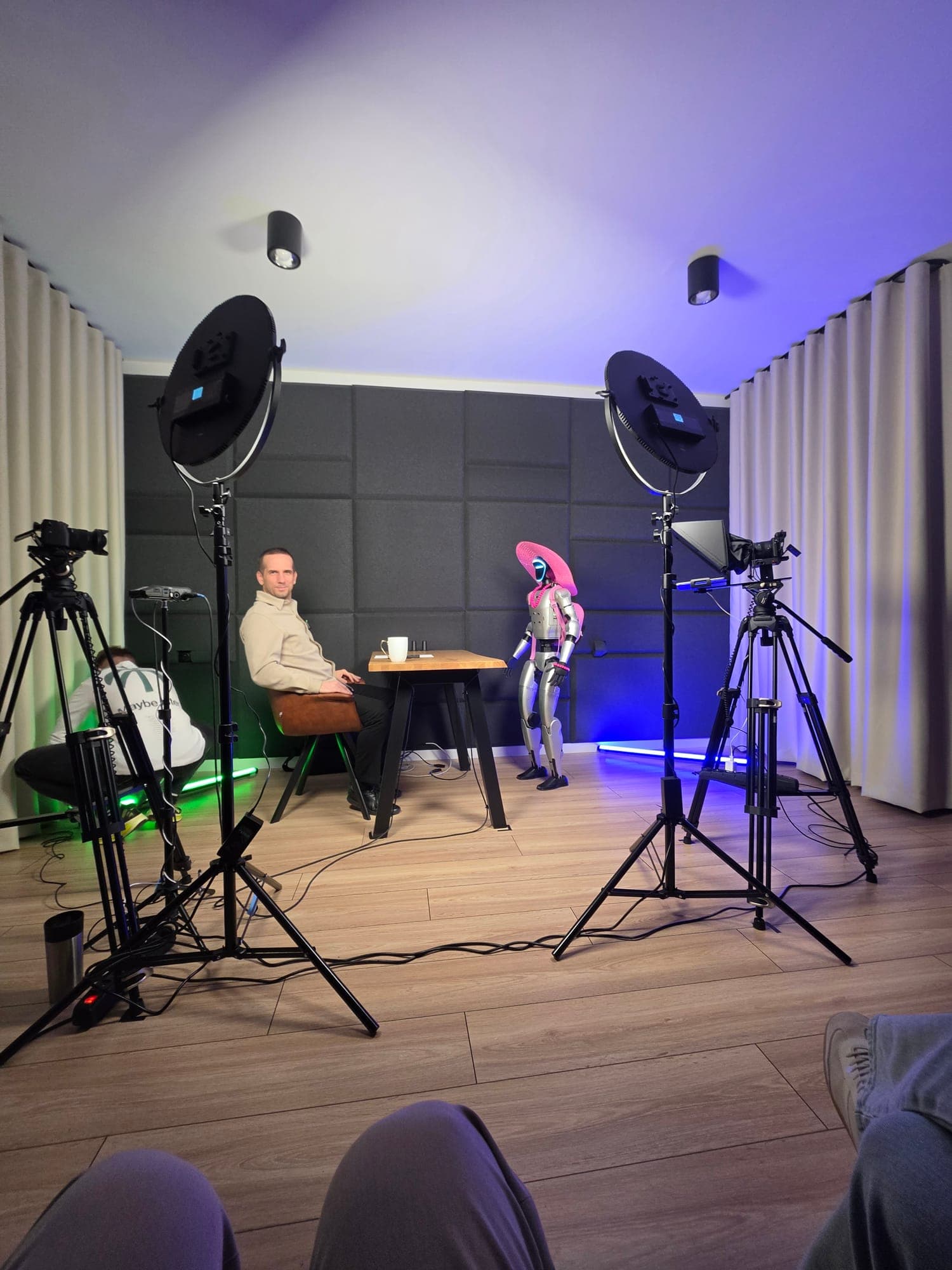 Grzegorz Kusz — Robot wystąpił jako rozmówca podczas profesjonalnej produkcji wideo. Połączenie sztucznej inteligencji i nowoczesnego studia stworzyło wyjątkowy format contentowy.