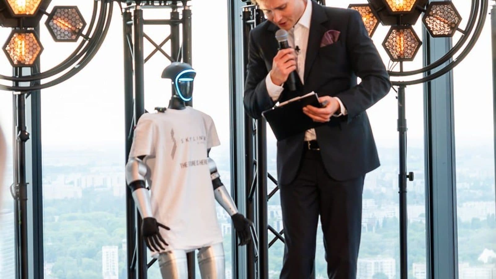 Robot humanoidalny na scenie obok prowadzącego galę