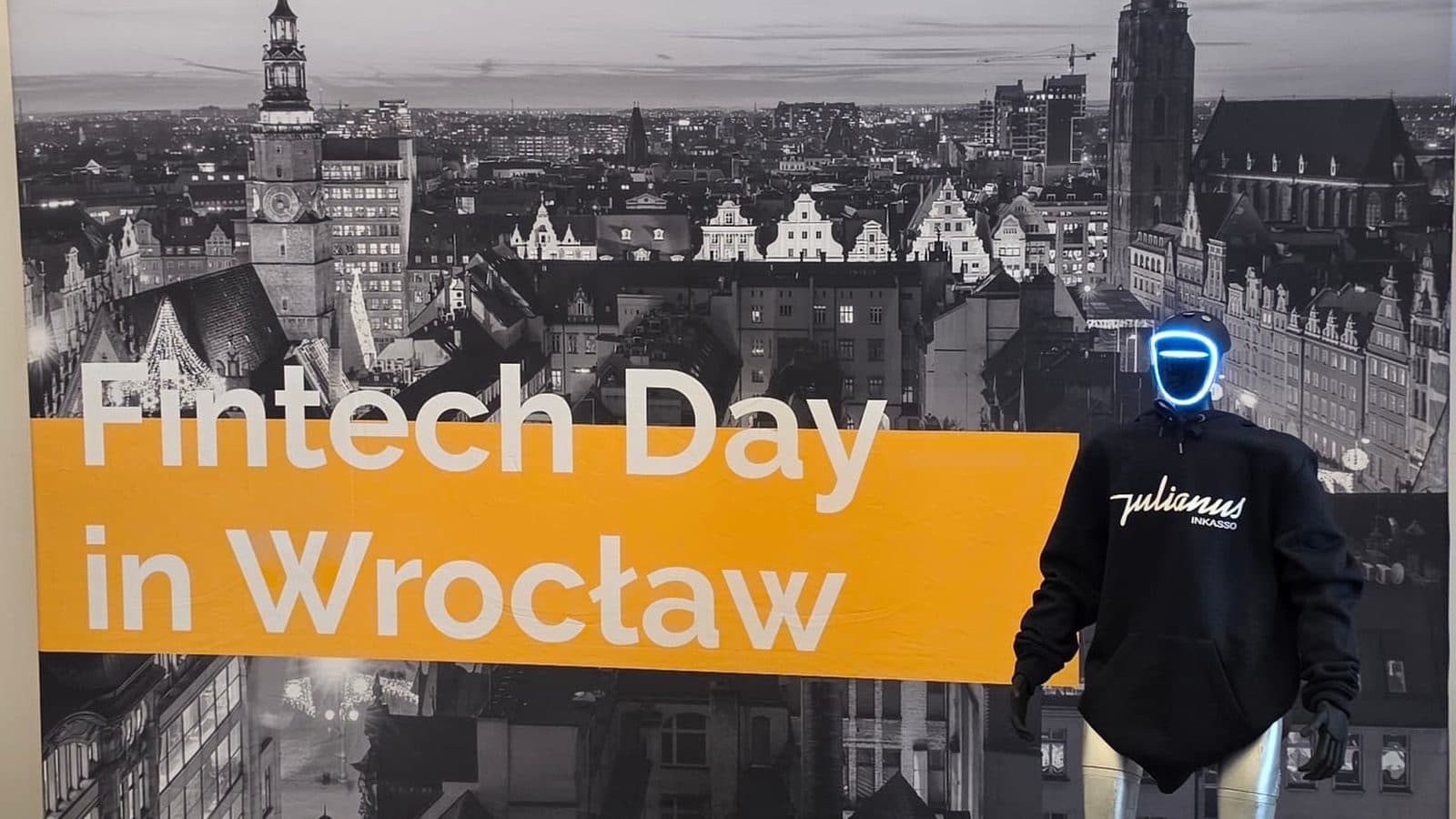 Robot humanoidalny Robotivo przy ściance Fintech Day we Wrocławiu