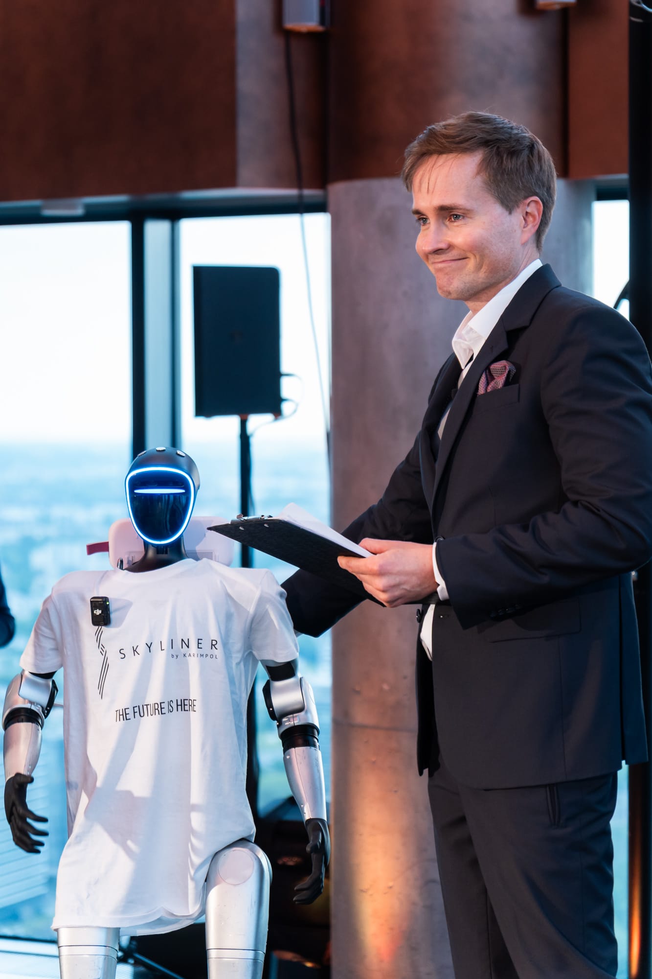 Robot humanoidalny prowadzi rozmowę na scenie z konferansjerem